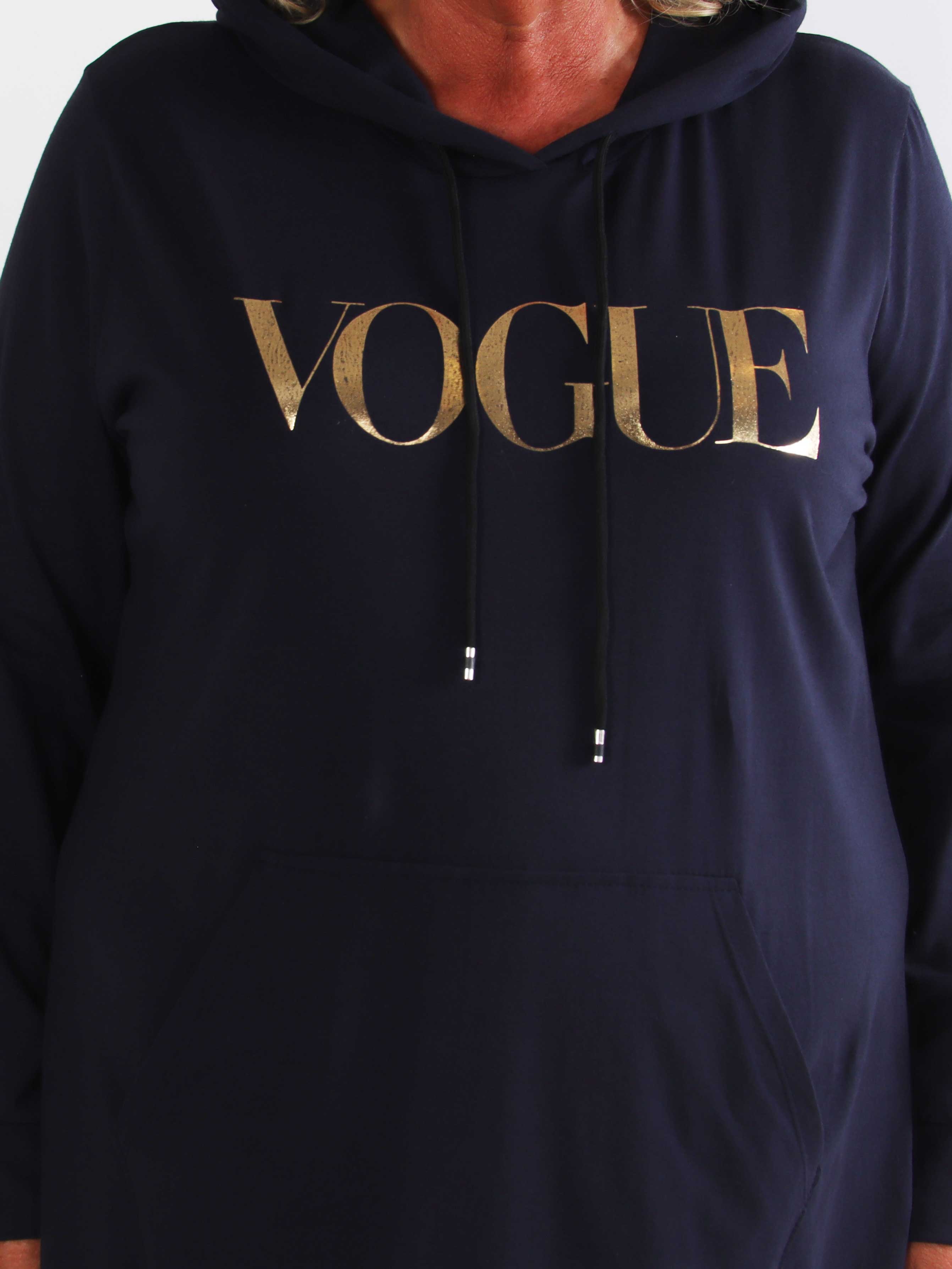 Violet - Lang plus size hoodiekjole i blød bomuld med VOGUE i flot guldprint